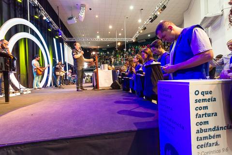 Consagrando os dízimos e as ofertas na Igreja Missão Praia da Costa pelo fotógrafo Douglas Maia'