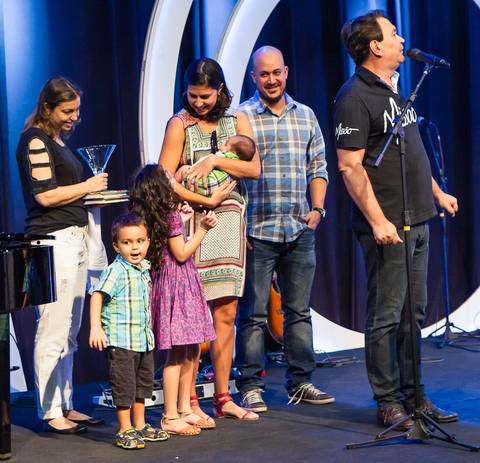 Família reunida para consagração de criança na Igreja Missão Praia da Costa pelo fotógrafo Douglas Maia'