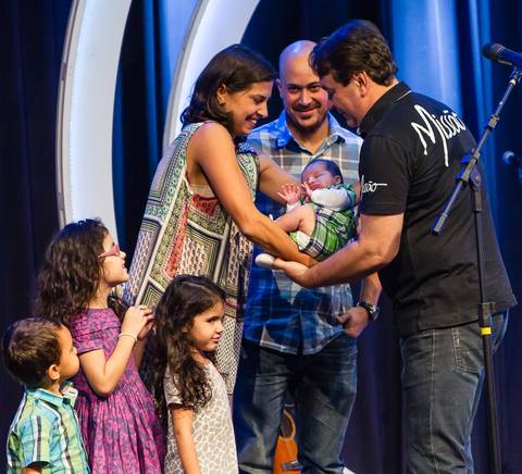 Pastor Simonton pega criança para apresentá-la na Igreja Missão Praia da Costa pelo fotógrafo Douglas Maia'