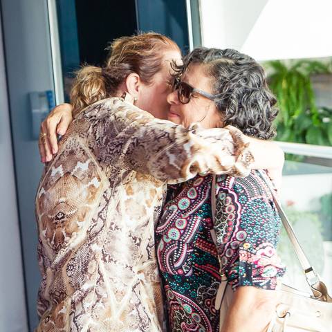 Abraço na recepção na Igreja Missão Praia da Costa pelo fotógrafo Douglas Maia'