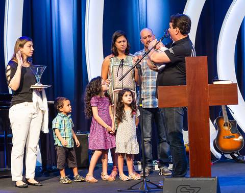 Pastor e família juntos para consagração na Igreja Missão Praia da Costa pelo fotógrafo Douglas Maia'