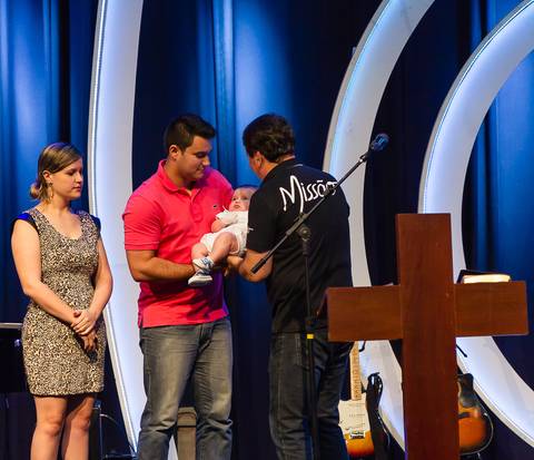 Pastor pega criança no colo na Igreja Missão Praia da Costa pelo fotógrafo Douglas Maia'