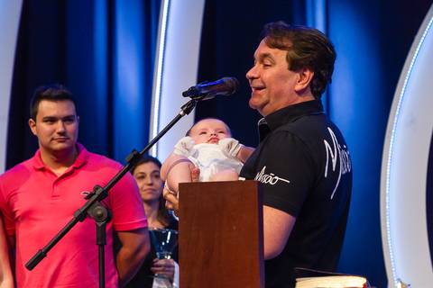 Pastor Simonton com criança para consagração na Igreja Missão Praia da Costa pelo fotógrafo Douglas Maia'