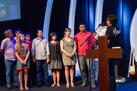 Pastor Simonton com criança e família para apresentação a Deus na Igreja Missão Praia da Costa pelo fotógrafo Douglas Maia'