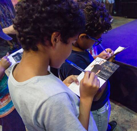 Garoto na Igreja Missão Praia da Costa pelo fotógrafo Douglas Maia'