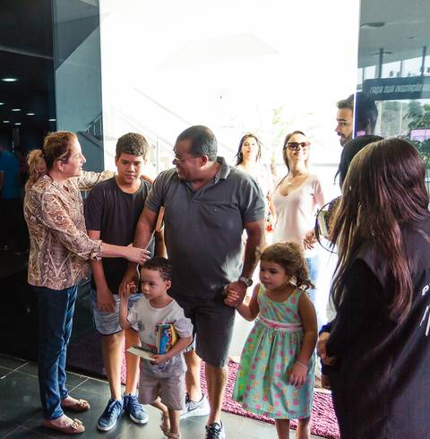 Família chegando para mais um culto na Igreja Missão Praia da Costa pelo fotógrafo Douglas Maia'