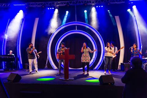 Louvando a Deus Todo Poderoso na Igreja Missão Praia da Costa pelo fotógrafo Douglas Maia'