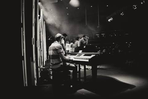 Louvor cheio da presença de Deus na Igreja Missão Praia da Costa pelo fotógrafo Douglas Maia'