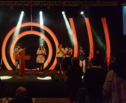 Louvando ao Criador na Igreja Missão Praia da Costa pelo fotógrafo Douglas Maia'