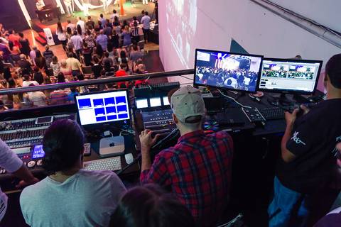 Equipe técnica da Igreja Missão Praia da Costa pelo fotógrafo Douglas Maia'