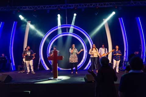 Equipe de louvor na Igreja Missão Praia da Costa pelo fotógrafo Douglas Maia'