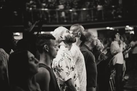 Homens de Deus em adoração na Igreja Missão Praia da Costa pelo fotógrafo Douglas Maia'