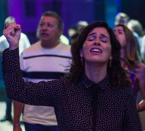 Adorando a Deus de todo coração Igreja Missão Praia da Costa pelo fotógrafo Douglas Maia'