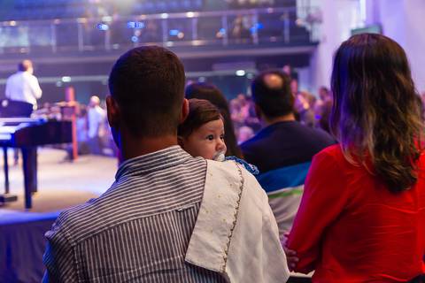 Pai com bebê na Igreja Missão Praia da Costa pelo fotógrafo Douglas Maia'