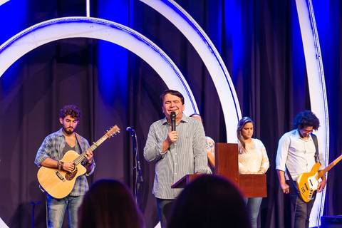 Pastor Simonton orando na Igreja Missão Praia da Costa pelo fotógrafo Douglas Maia'