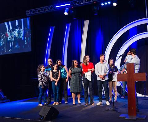 Família reunida para apresentação de criança na Igreja Missão Praia da Costa pelo fotógrafo Douglas Maia'