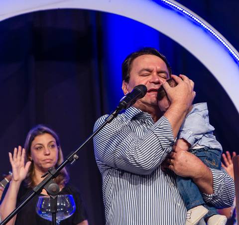 Pastor abençoa criança na Igreja Missão Praia da Costa pelo fotógrafo Douglas Maia'
