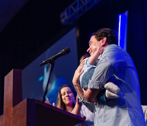 Pastor Simonton abraça criança na Igreja Missão Praia da Costa pelo fotógrafo Douglas Maia'