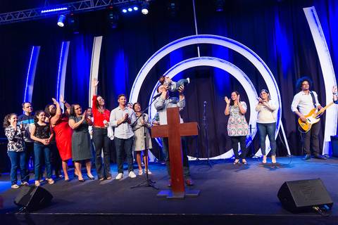 Pastor Simonton levanta criança e apresenta a Deus na Igreja Missão Praia da Costa pelo fotógrafo Douglas Maia'