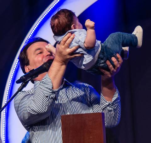 Pastor Simonton levanta menino e consagra a Deus na Igreja Missão Praia da Costa pelo fotógrafo Douglas Maia'
