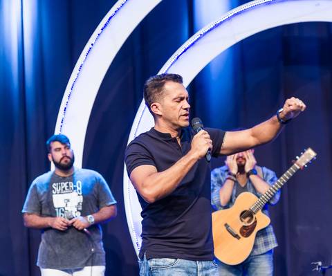 Pastor fazendo oração na Igreja Missão Praia da Costa pelo fotógrafo Douglas Maia'