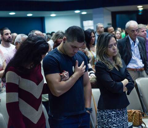 Momento de oração na Igreja Missão Praia da Costa pelo fotógrafo Douglas Maia'