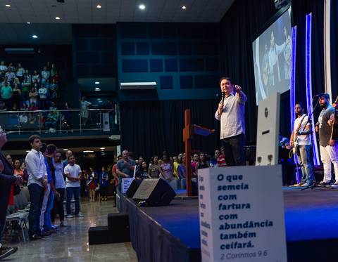 Pastor Simonton pregando na Igreja Missão Praia da Costa pelo fotógrafo Douglas Maia'