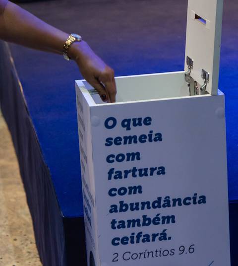 Ofertando na Igreja Missão Praia da Costa pelo fotógrafo Douglas Maia'