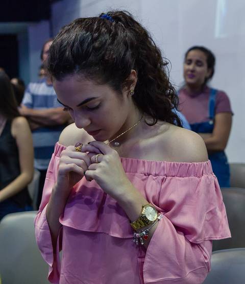 Mulher de Deus em oração na Igreja Missão Praia da Costa pelo fotógrafo Douglas Maia'