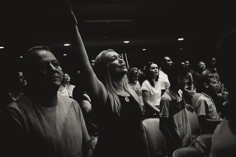 Serva de Deus em adoração na Igreja Missão Praia da Costa pelo fotógrafo Douglas Maia'