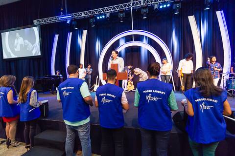 Orando pelos dízimos e ofertas na Igreja Missão Praia da Costa pelo fotógrafo Douglas Maia'