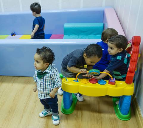 Crianças brincando na salinha na Igreja Missão Praia da Costa pelo fotógrafo Douglas Maia'