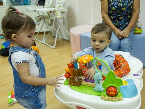 Crianças se divertem juntas na salinha na Igreja Missão Praia da Costa pelo fotógrafo Douglas Maia'