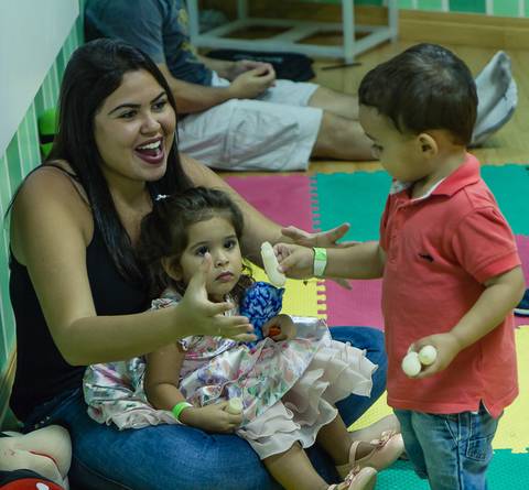 Crianças comendo na salinha na Igreja Missão Praia da Costa pelo fotógrafo Douglas Maia'