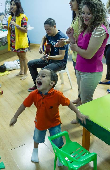 Diversão e alegria na salinha na Igreja Missão Praia da Costa pelo fotógrafo Douglas Maia'