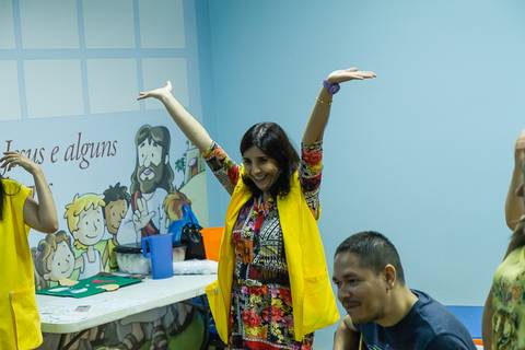 Cuidando das crianças com muita alegria na Igreja Missão Praia da Costa pelo fotógrafo Douglas Maia'