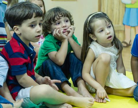 Crianças atentas na salinha Igreja Missão Praia da Costa pelo fotógrafo Douglas Maia'