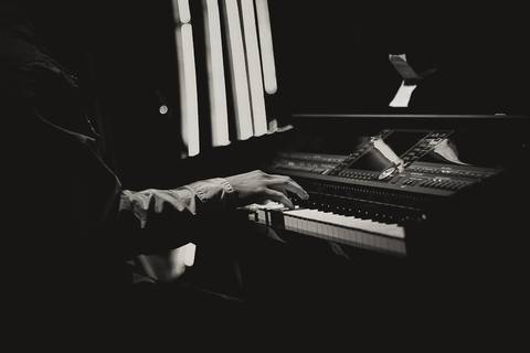Louvando a Deus com piano na Igreja Missão Praia da Costa pelo fotógrafo Douglas Maia'