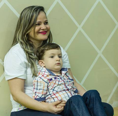 Criança na salinha Igreja Missão Praia da Costa pelo fotógrafo Douglas Maia'