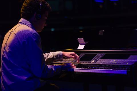Músico tocando piano na Igreja Missão Praia da Costa pelo fotógrafo Douglas Maia'