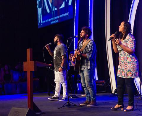 Louvor na Igreja Missão Praia da Costa pelo fotógrafo Douglas Maia'