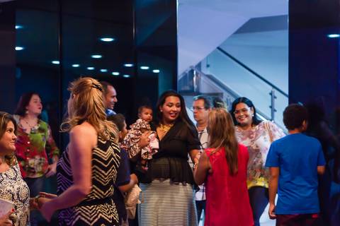 Fieis chegando para o culto na Igreja Missão Praia da Costa pelo fotógrafo Douglas Maia'