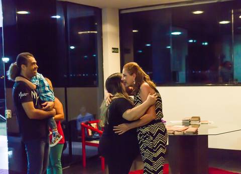 Abraço na recepção na Igreja Missão Praia da Costa pelo fotógrafo Douglas Maia'