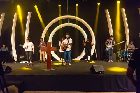 Louvor com Marcos Almeida na Igreja Missão Praia da Costa pelo fotógrafo Douglas Maia'