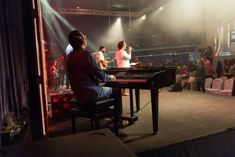Louvando a Deus na Igreja Missão Praia da Costa pelo fotógrafo Douglas Maia'