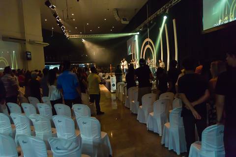 Momento do louvor na Igreja Missão Praia da Costa pelo fotógrafo Douglas Maia'