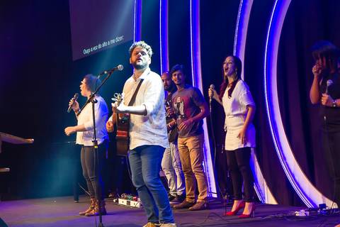 Marcos Almeida louva a Deus na Igreja Missão Praia da Costa pelo fotógrafo Douglas Maia'