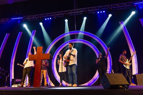 Marcos Almeida adorando a Deus na Igreja Missão Praia da Costa pelo fotógrafo Douglas Maia'