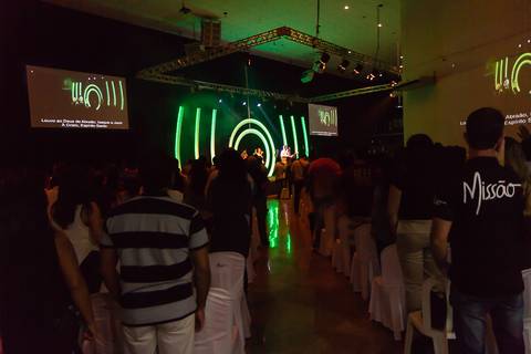 Igreja Missão Praia da Costa durante o louvor pelo fotógrafo Douglas Maia'