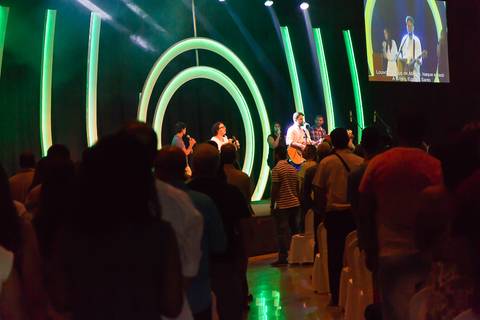 Louvor e adoração na Igreja Missão Praia da Costa pelo fotógrafo Douglas Maia'